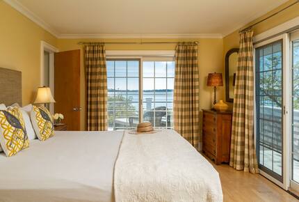 Home Exchange in Chincoteague, VA master suite with access to deck