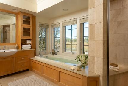 Home Exchange in Chincoteague, VA master ensuite with soaker tub