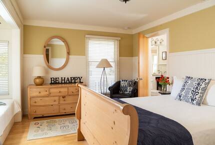 Home Exchange in Chincoteague, VA guest bedroom with window seat