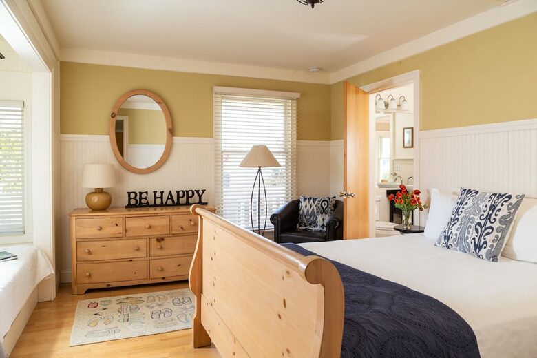 Home Exchange in Chincoteague, VA guest bedroom with window seat