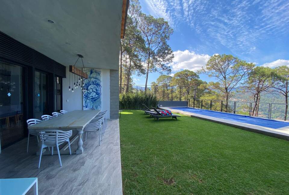 Outdoor dining and pool