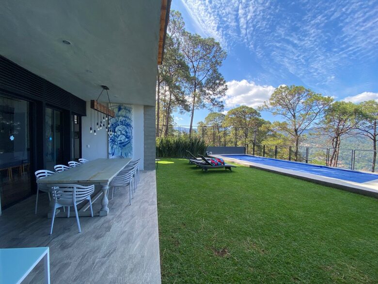 Outdoor dining and pool