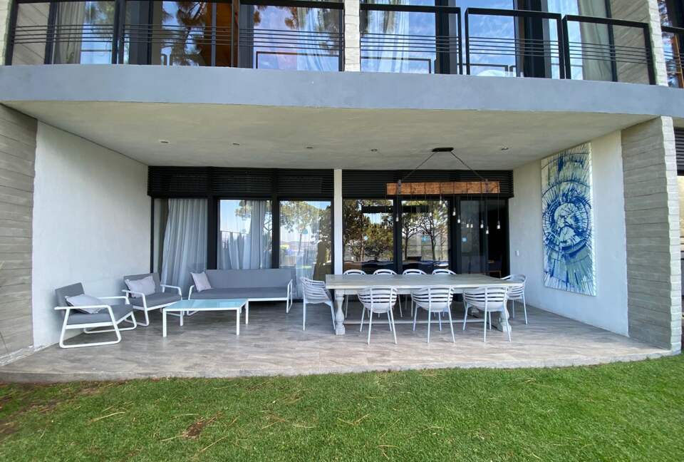 Outdoor dining and lounge