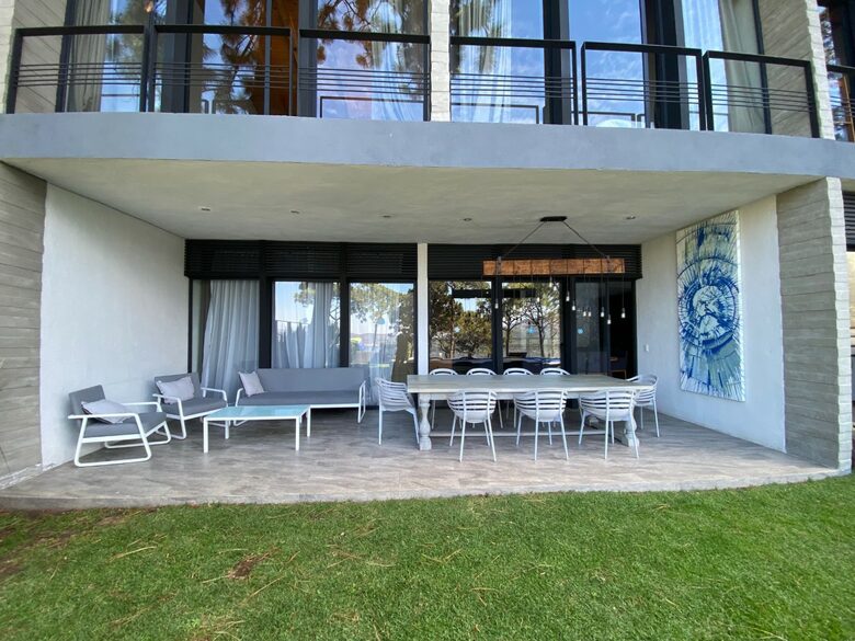 Outdoor dining and lounge