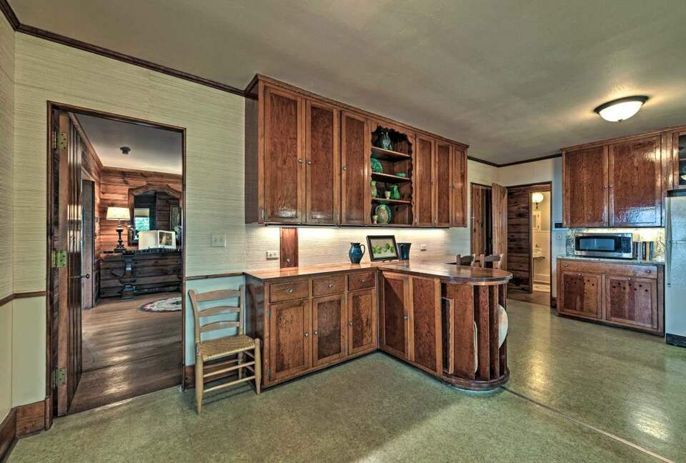 The kitchen also offers a bar for enjoying drinks or snacks!