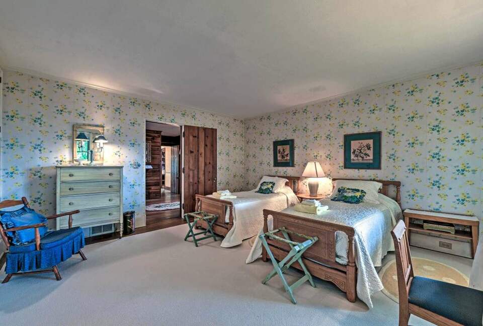 Side-by-side twin beds on the main level