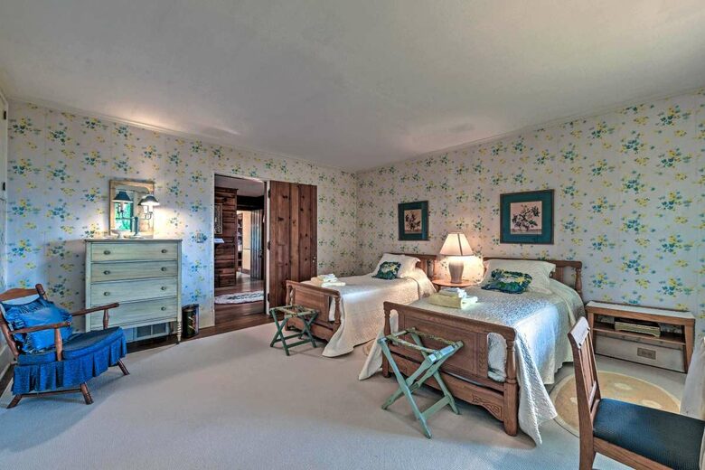 Side-by-side twin beds on the main level