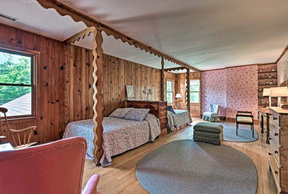 Spacious bedroom with 2 full beds