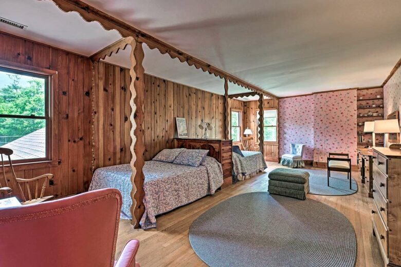 Spacious bedroom with 2 full beds