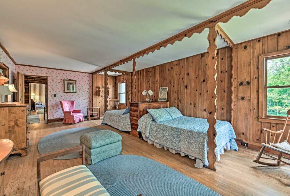 Spacious bedroom with 2 full beds