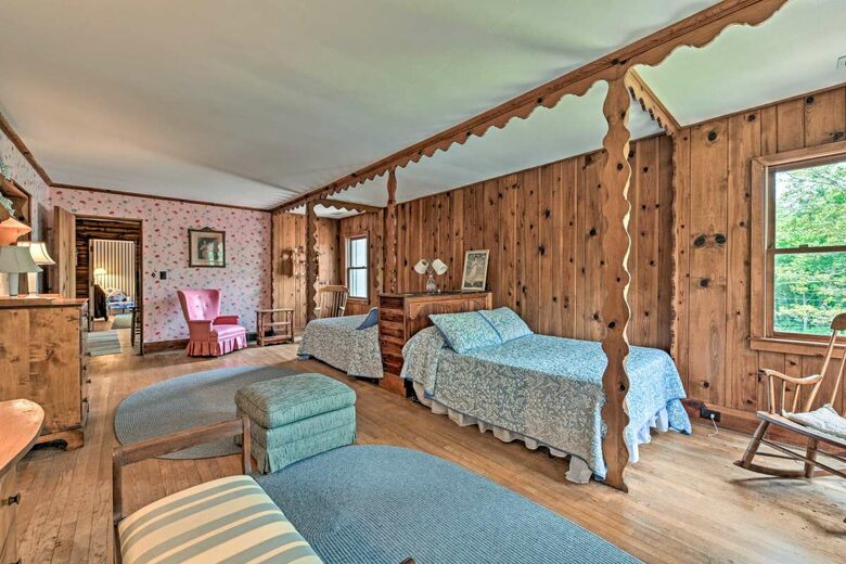 Spacious bedroom with 2 full beds