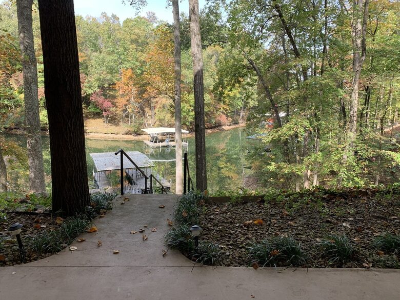 Home Exchange in Winchester, TN down to the dock