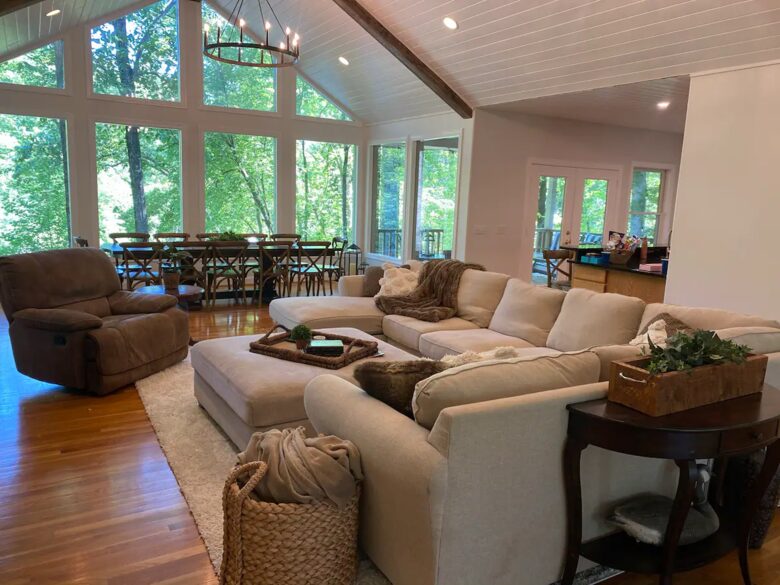 Home Exchange in Winchester, TN family room with vaulted ceilings