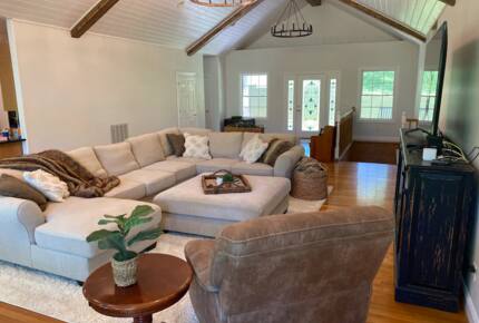Home Exchange in Winchester, TN family room with luxurious new seats
