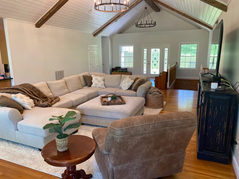 Home Exchange in Winchester, TN family room with luxurious new seats