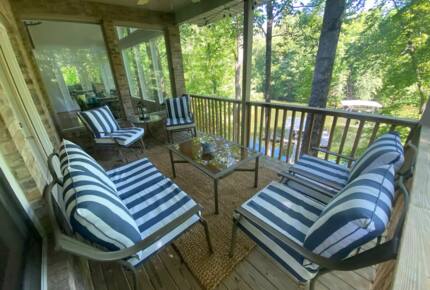 Home Exchange in Winchester, TN second patio with lounge seating