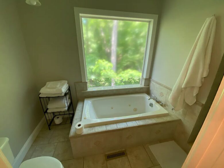 Home Exchange in Winchester, TN master en suite tub