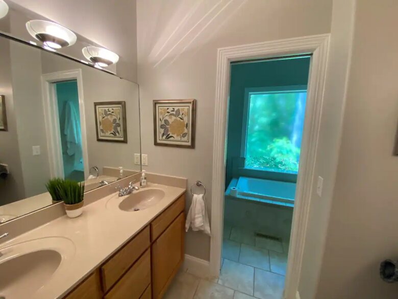 Home Exchange in Winchester, TN master en suite with tub