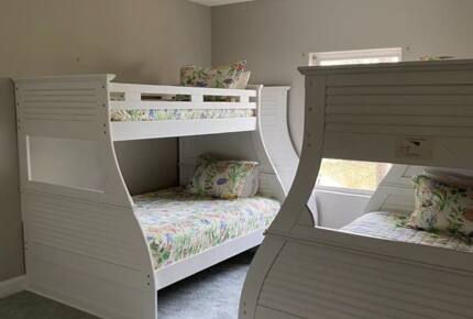 Home Exchange in Winchester, TN guest bedroom with queens and twins