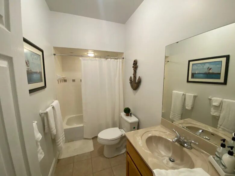 Home Exchange in Winchester, TN guest bathroom