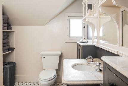 Home Exchange in Pacific Grove, CA, second floor bathroom