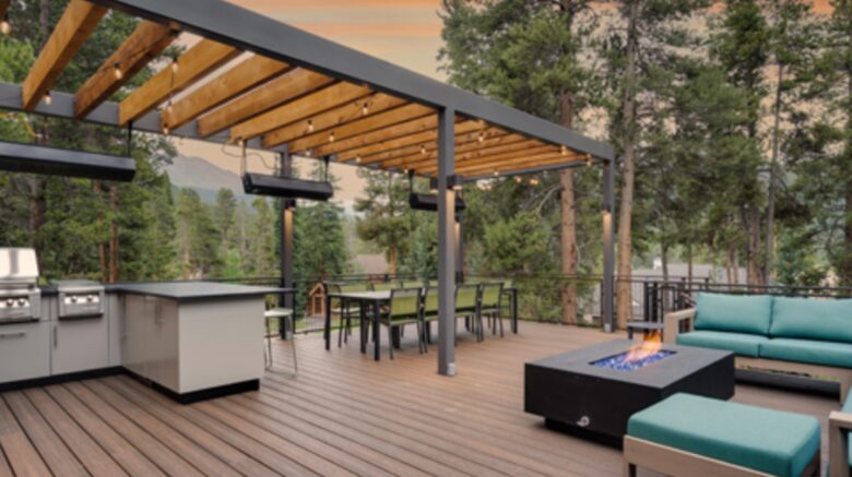 Huge deck for entertaining