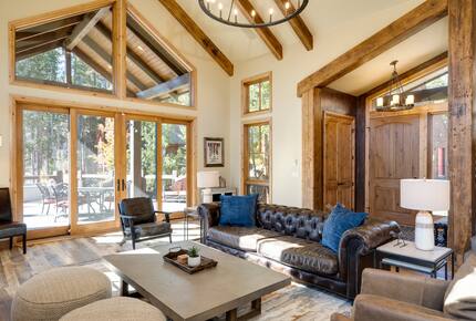 Home Exchange in Breckenridge, CO family room with vaulted ceilings