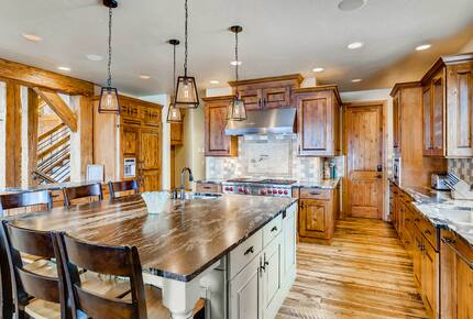 Home Exchange in Breckenridge, CO barstool seating at the counter