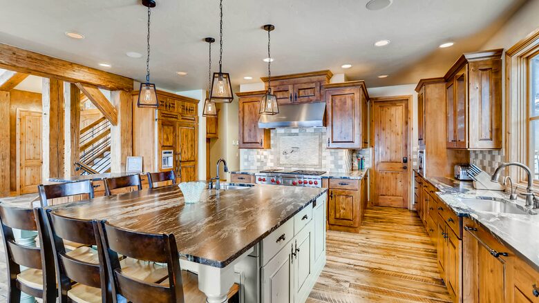 Home Exchange in Breckenridge, CO barstool seating at the counter