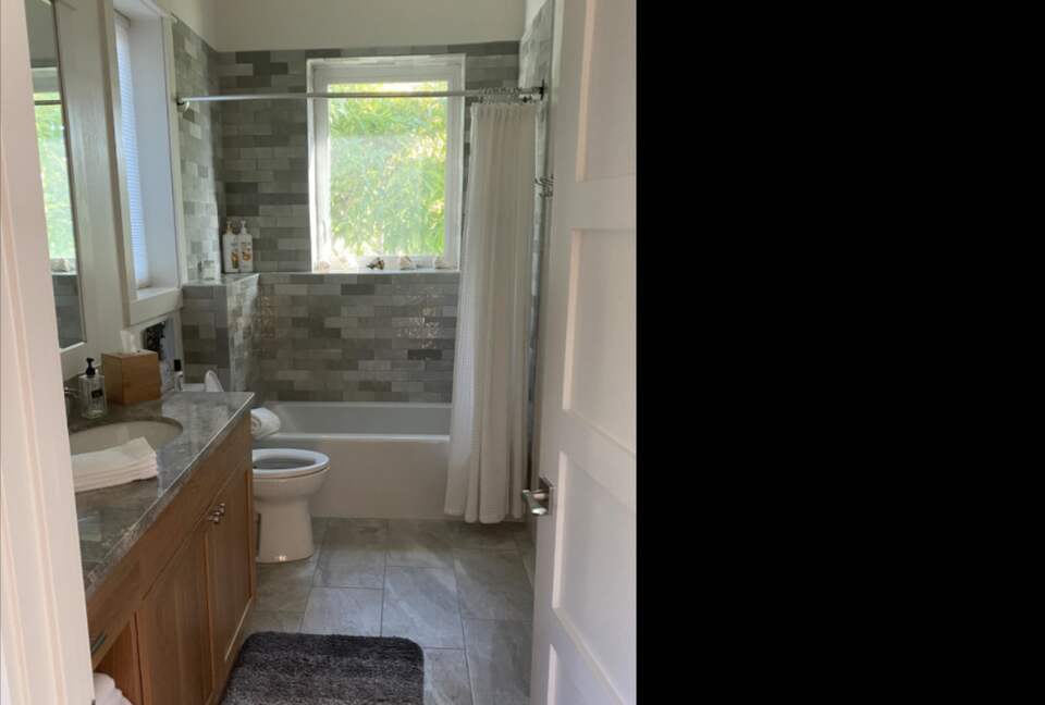Home Exchange in Clearwater Beach, FL, guest bathroom with shower tub