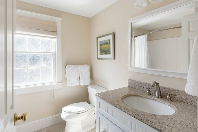 2nd Floor Full Bathroom with Shower and Tub