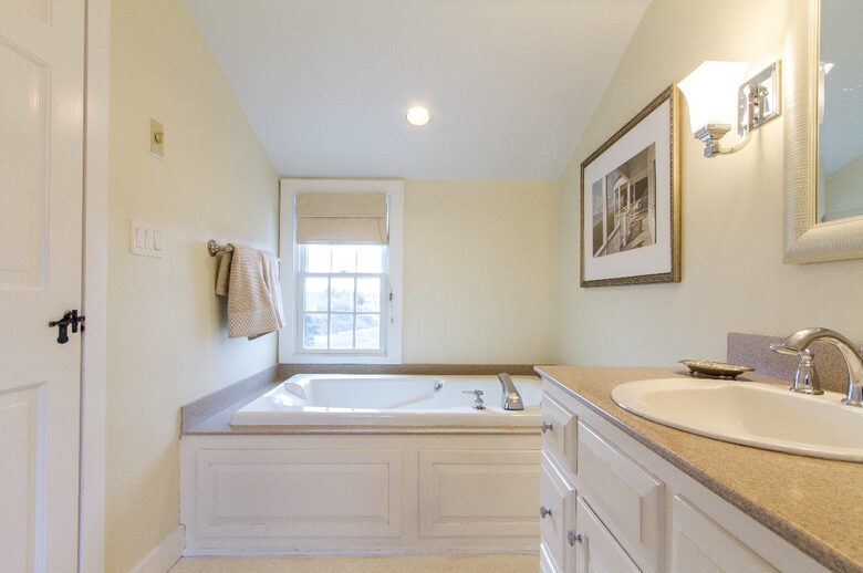 Upstairs Bathroom with Jacuzzi Tub