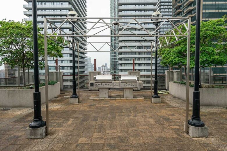 Seasonal roof terrace