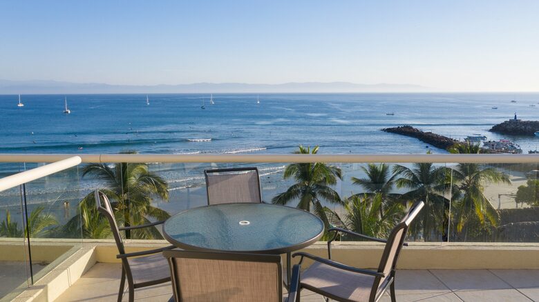 Home Exchange in Sayulita, Nay., Mexico ocean front dining table