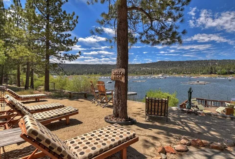 Lakefront lounge area