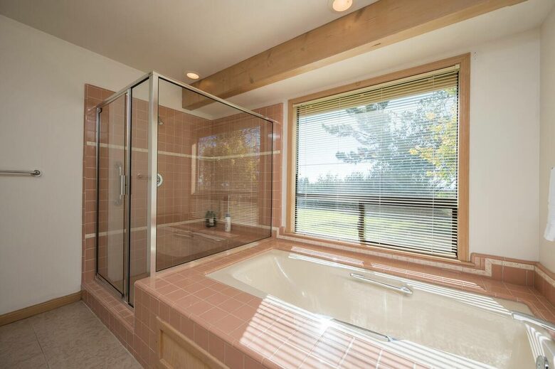 Home Exchange in San Miguel, CA master en suite with tub and shower