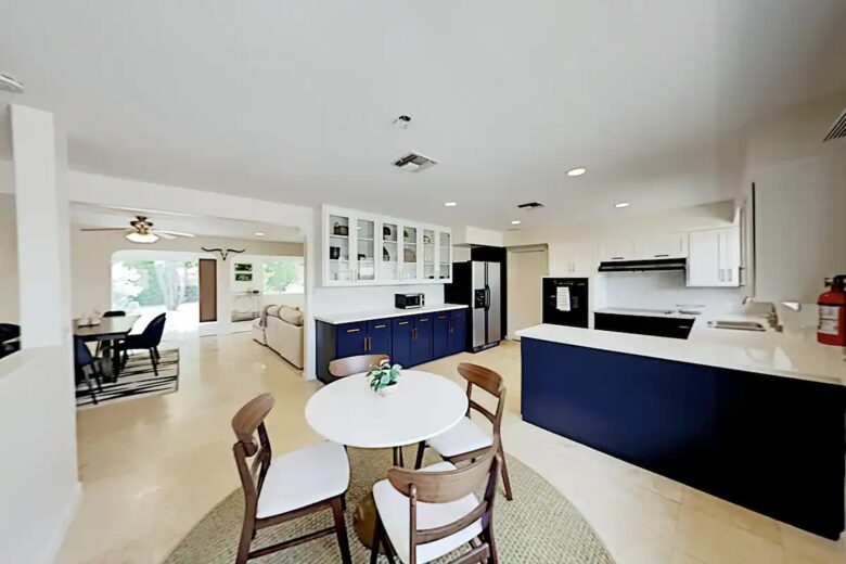 Home Exchange in Palm Springs, CA contemporary midcentury dining