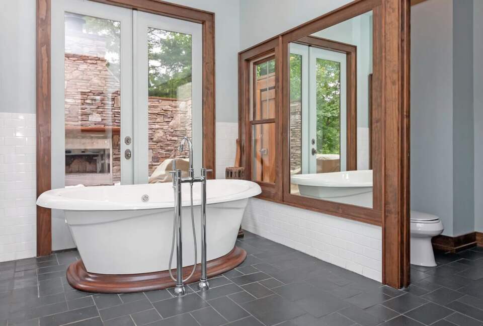 Master bath with soaker tub