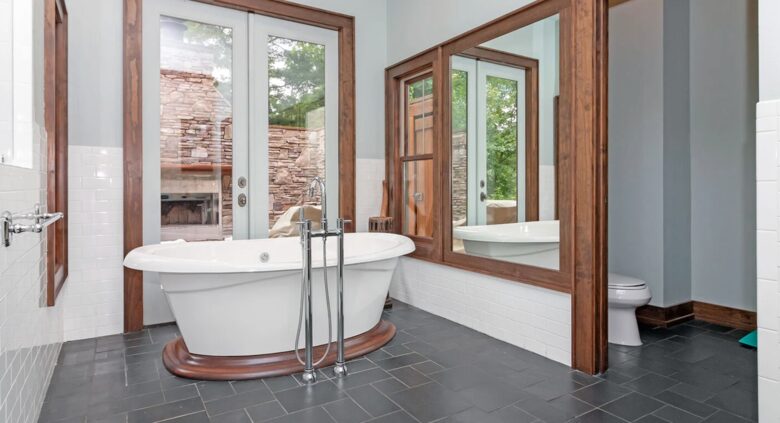 Master bath with soaker tub