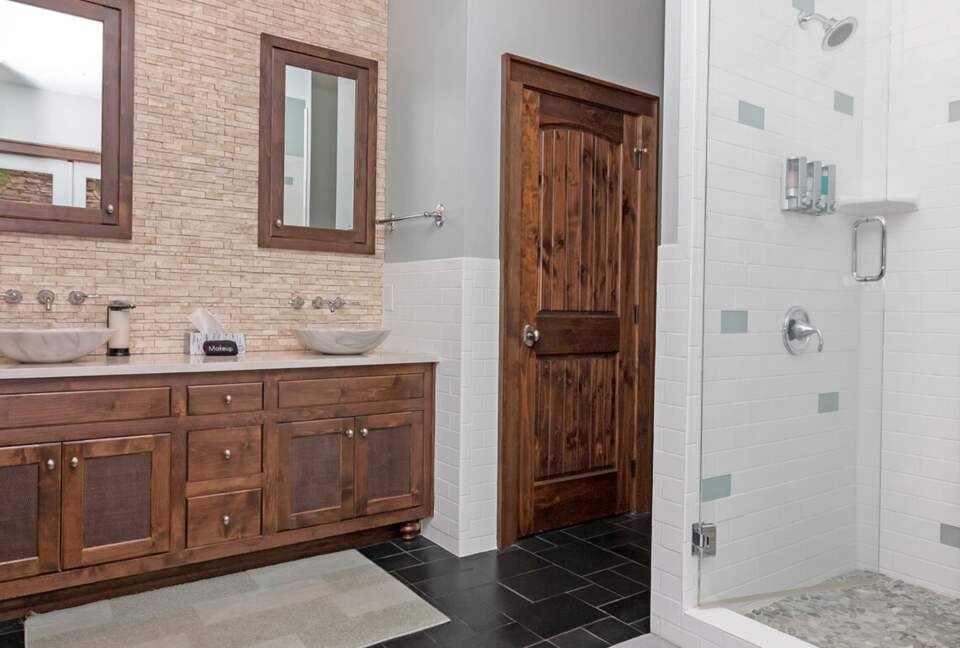 Master bath with soaker tub