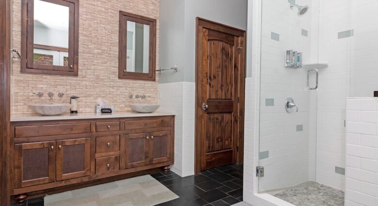 Master bath with soaker tub