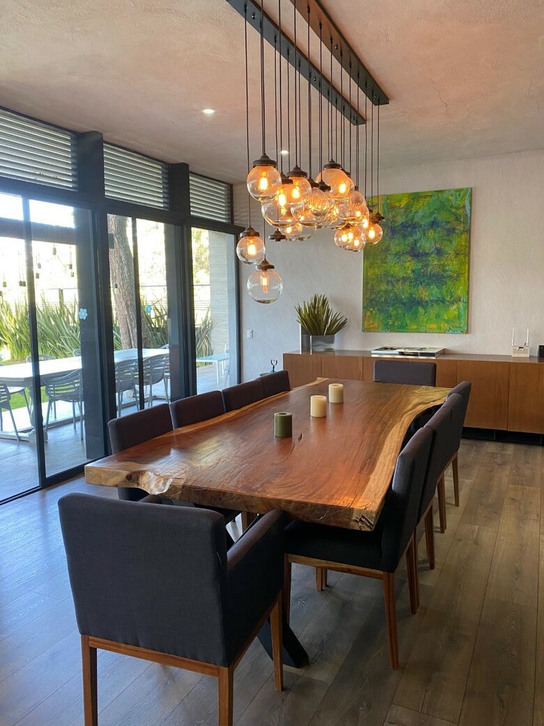 Spacious dining table