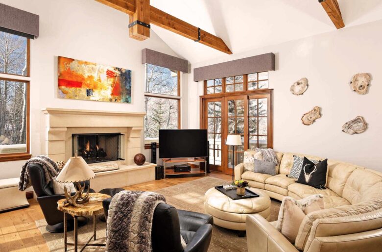 Open living room, vaulted ceilings