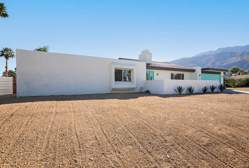 Avalon House: Mid Mod Hues and Mountain Views - Palm Springs, California