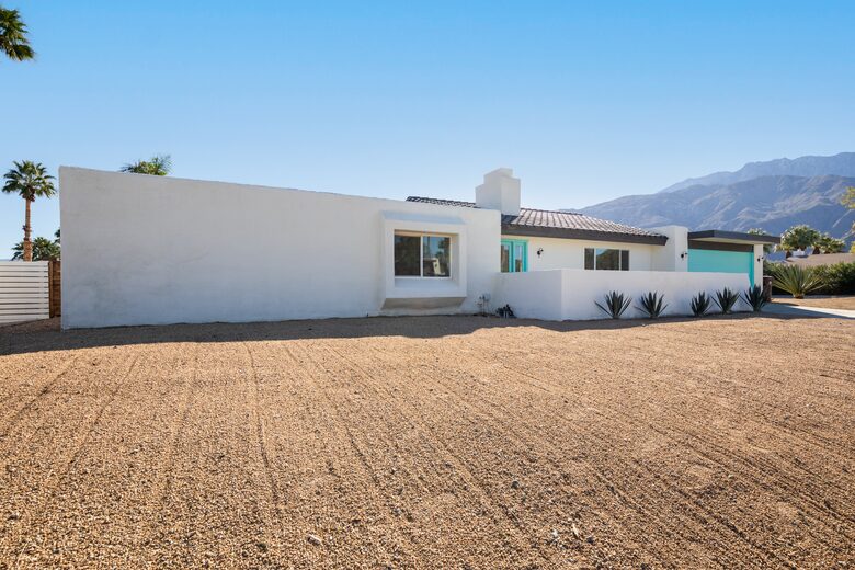 Avalon House: Mid Mod Hues and Mountain Views - Palm Springs, California