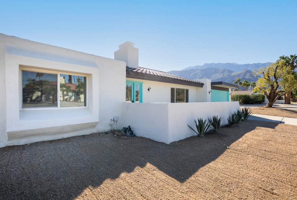 Avalon House: Mid Mod Hues and Mountain Views - Palm Springs, California