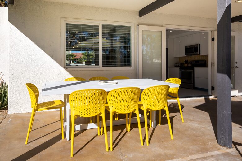 Avalon House: Mid Mod Hues and Mountain Views - Palm Springs, California