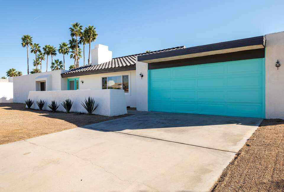 Avalon House: Mid Mod Hues and Mountain Views - Palm Springs, California