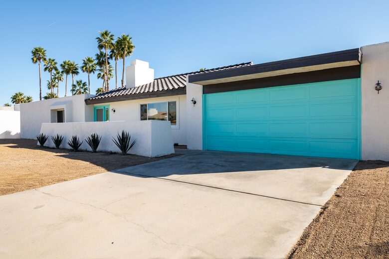 Avalon House: Mid Mod Hues and Mountain Views - Palm Springs, California