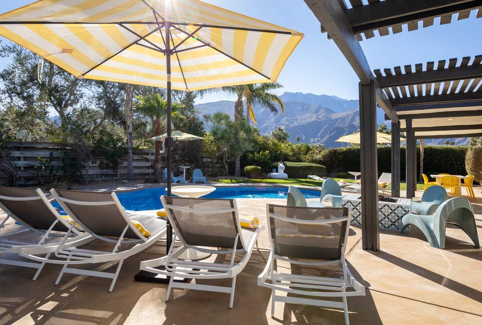 Avalon House: Mid Mod Hues and Mountain Views - Palm Springs, California
